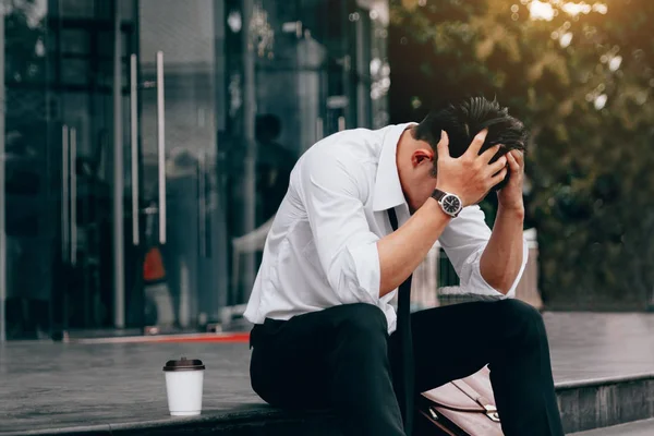 Asiático Joven Empresario Estrés Sentado Oficina Principal Con Sus Manos —  Fotos de Stock