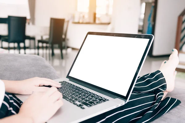 Close Woman Using Laptop Computer Blank Screen — Stock Photo, Image