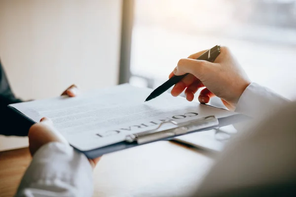 Dos Hombres Negocios Con Apuntar Papel Punto Firmar Contrato Después — Foto de Stock