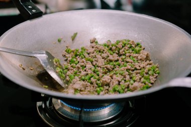 Uzun fasulye ve domuz eti tavada pişirme.