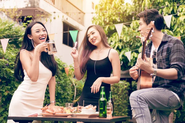Amigos Disfrutan Celebración Divierten Cantando —  Fotos de Stock