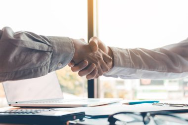 İş adamları kabul veya proje önerisi ve ofiste tokalaşırken birleştirmek üzerinde onaylamak.