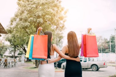 Dikiz Pazar açık alışveriş, iki güzel Asyalı kadın holding alışveriş çantası ile.