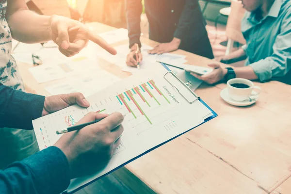 Özet raporu ve evrak işlerini onunla konuşurken iş arkadaşınız işaret eden genç iş Asya adam analizi grafik.