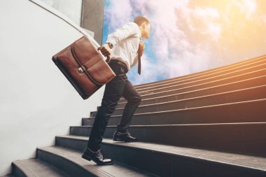 Genç işadamı yukarıya gelecek için adımlar.