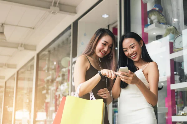 Adolescent Asiatique Femme Debout Magasin Avant Avec Heureux Regarder Téléphone — Photo