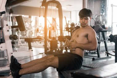 Asyalı sporcu çek hala ağırlık bina kas kapalı spor salonu için.