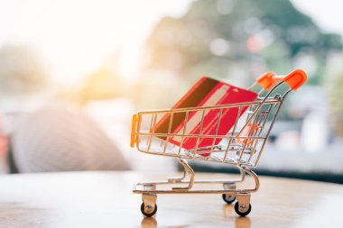Kredi kartı alışveriş online kavramı ile küçük arabası.