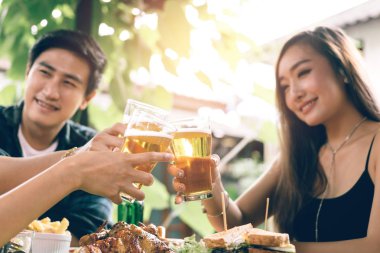 Asya grup arkadaşıyla tungur restoranda gözlük Teeneger.