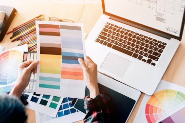 Üstten görünüm Tasarımcısı çalışma onun masasında renkleri seçme hakkında.