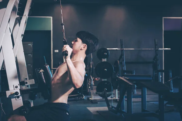 Asiático Homem Formação Ginásio Fazendo Pull Ups — Fotografia de Stock