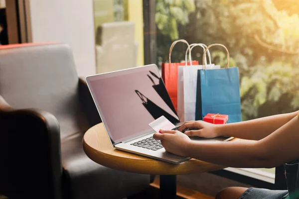 Donne Che Utilizzano Computer Portatile Shopping Online Guadagnare Punti Sito — Foto Stock