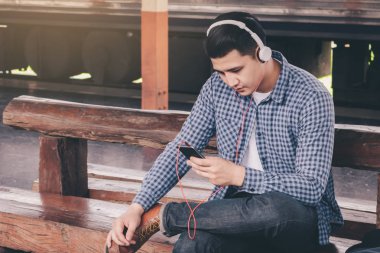 Hipster adam tren istasyonunda müzik dinle.
