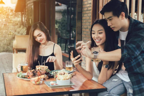 Asiática Soltera Mujer Envidiosa Con Amor Pareja Haciendo Tomar Selfie —  Fotos de Stock