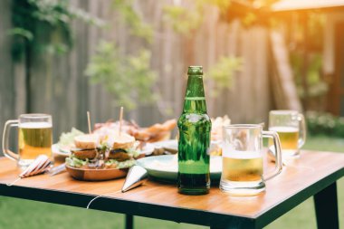 Partiden sonra şişe bira ve yemek artıkları yiyecek ile sabah.