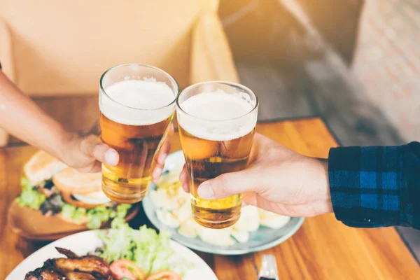 Zwei Freunde Stoßen Mit Einem Glas Bier Und Klirren — Stockfoto