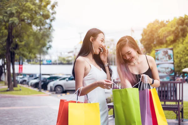 Asiáticas Amigas Pie Aire Libre Centro Comercial Centro Comercial Por —  Fotos de Stock