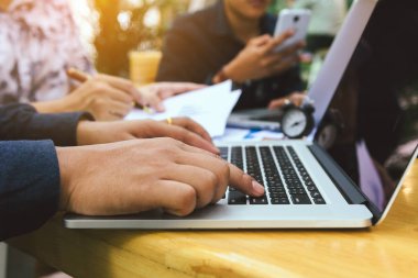 Takım grup arkadaşları ev ofis, iş pazarlama ile klavye laptop yazarak insanlar kadar kapatın.