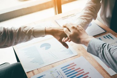 Masa üzerinde başarı proje ve grafik raporu için birleştirme el ile Asya iş ekip çalışması.