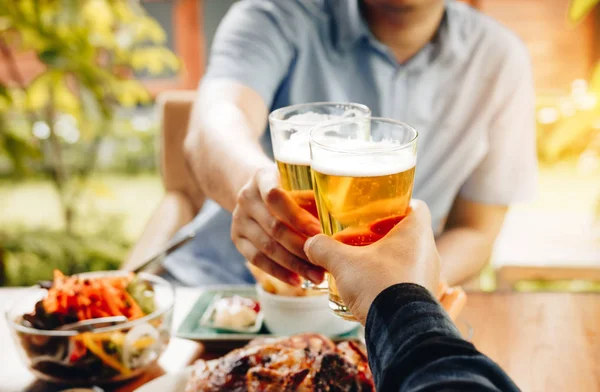 Dos Hombres Están Bebiendo Alcohol Restaurante — Foto de Stock