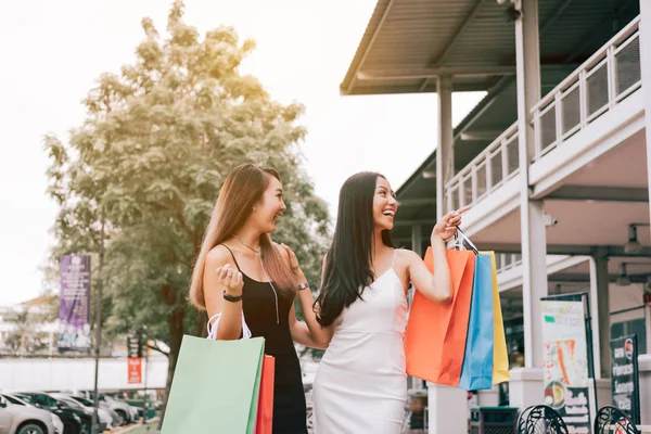 Asiáticas Amigas Sosteniendo Bolsa Compras Caminando Fuera Del Centro Comercial —  Fotos de Stock