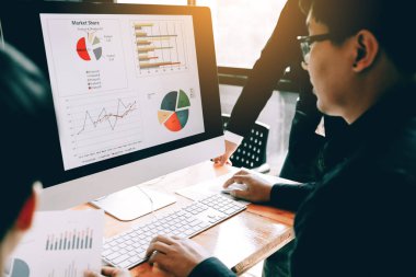 Takım oda ofis birlikte çalışan iş adamları.