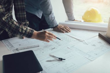 İki planları ile çalışma ve tartışmaya adam Mühendislik birlikte ofis toplantıda proje.