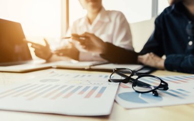 Ofis Oda analizi ile birlikte çalışan iki iş adamları.