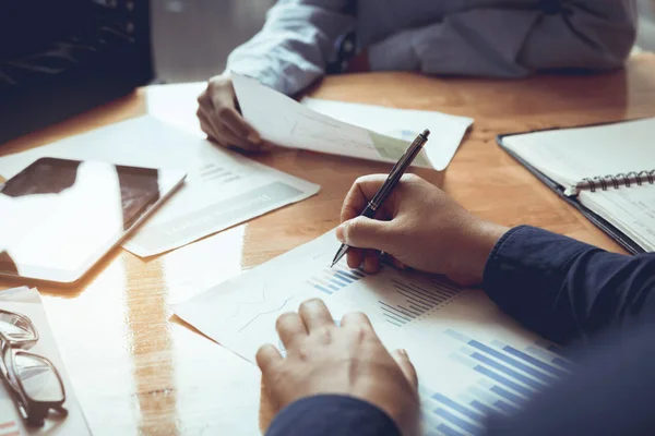 Gente Negocios Que Trabaja Tabla Verifica Los Datos Del Gráfico — Foto de Stock