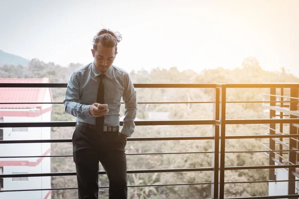 Jonge Aziatische Zakenman Praten Telefoon Geluk Voor Werk — Stockfoto