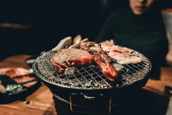 Κλείστε Χοιρινό Κρέας Στα Κάρβουνα Στο Εστιατόριο — Φωτογραφία Αρχείου