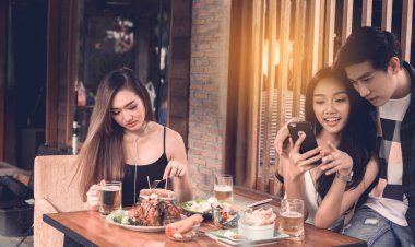Asyalı tek kadın kıskanç aşk çift almak selfie restoranda yapıyor.