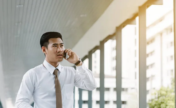 Jovem Empresário Falando Celular — Fotografia de Stock