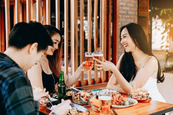 Jovens Asiáticos Pessoas Divertindo Beber Com Torcida Com Cerveja Restaurante — Fotografia de Stock