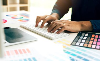 Modern ofis masasında klavye yazarak grafik tasarımcı.