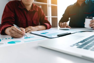 İki işadamı takım hesaplamak tablo Office Özet raporu yıllık hakkında.