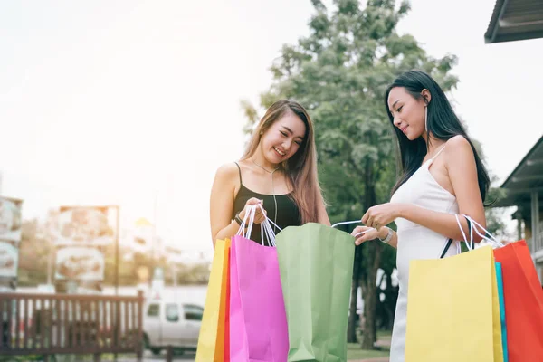 Vackra Asiatiska Kvinnliga Vänner Står Och Tittar Papperspåse Utomhus Köpcentrum — Stockfoto