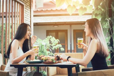 Asya arkadaşlar restoranda bira içme zevk.