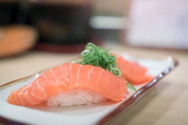 Suşi sashimi üstünde okul sırası ile Japonca kadar yakın.