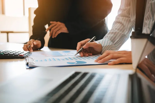 Geschäftsleute Die Schreibtisch Arbeiten Und Analysediagramm Mit Kostenberechnung Büro — Stockfoto