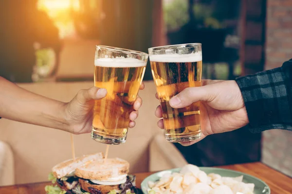 Nahaufnahme Teenager Freunde Die Mit Einem Glas Bier Anstoßen Und — Stockfoto