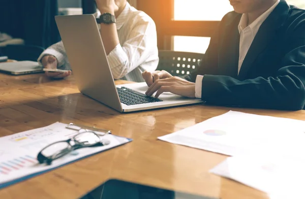 Vida Oficina Con Gente Negocios Trabajando Escritorio — Foto de Stock