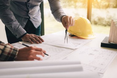 İki girişimci mimar el holding pusula üzerinde bazı yapı planı.