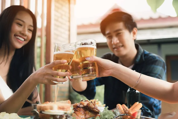 Grupo Personas Asiáticas Animando Cerveza Restaurante Happy Hour Restaurante — Foto de Stock