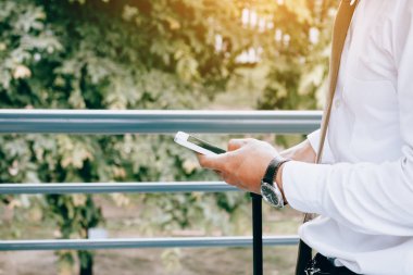 bir cep telefonu kullanarak iş adamı.