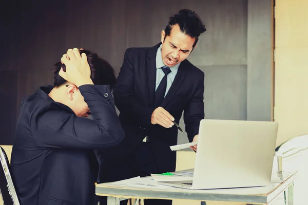 Jefe Gritando Empleado Mientras Que Error Trabajo —  Fotos de Stock