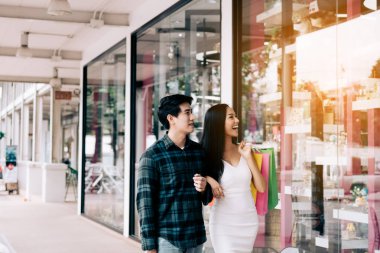 Asya teen iki Sokağı'nda yürüyor ve alışveriş torbaları holding.