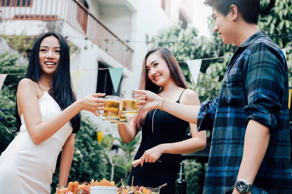 Asiatische Teenager Feiern Gemeinsam Heimischen Garten Über Bildung — Stockfoto