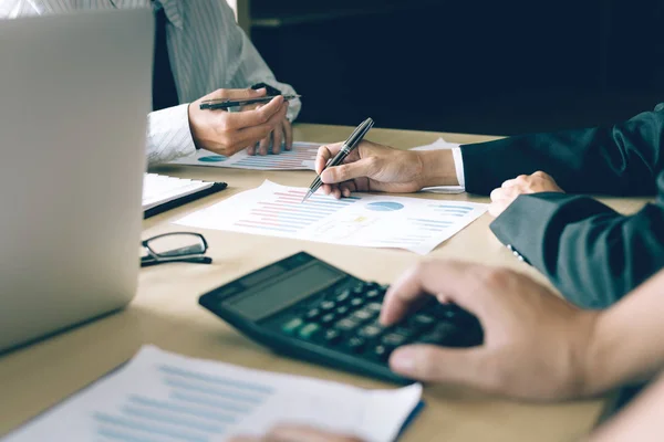 Wirtschaftsteam Diskutiert Mit Kollegen Mit Unternehmern — Stockfoto