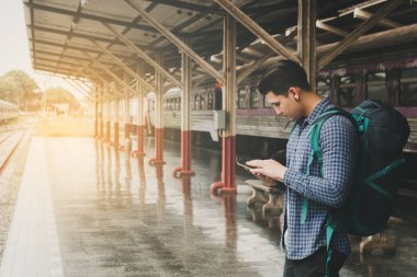 Backpacker Asya adam seyahat konsepti ile harita konumu arama tablet kullanma.